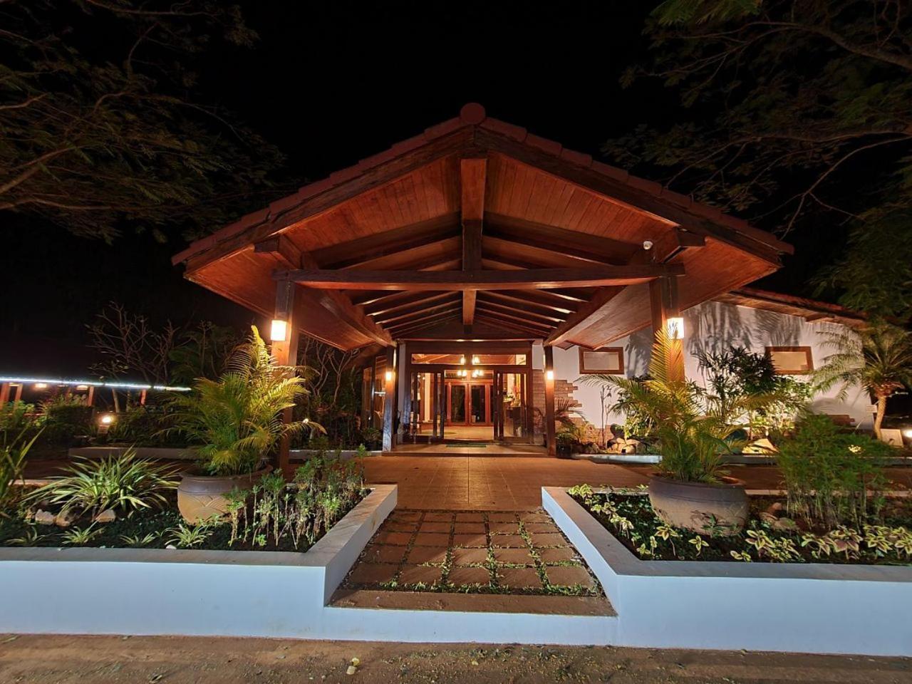 Mayura Hill Resort Szenmonorom Kültér fotó