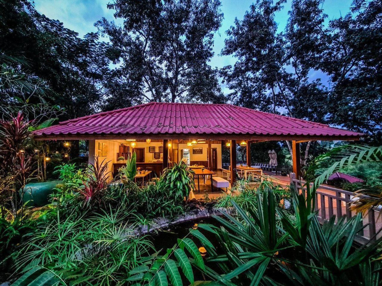 Mayura Hill Resort Szenmonorom Kültér fotó