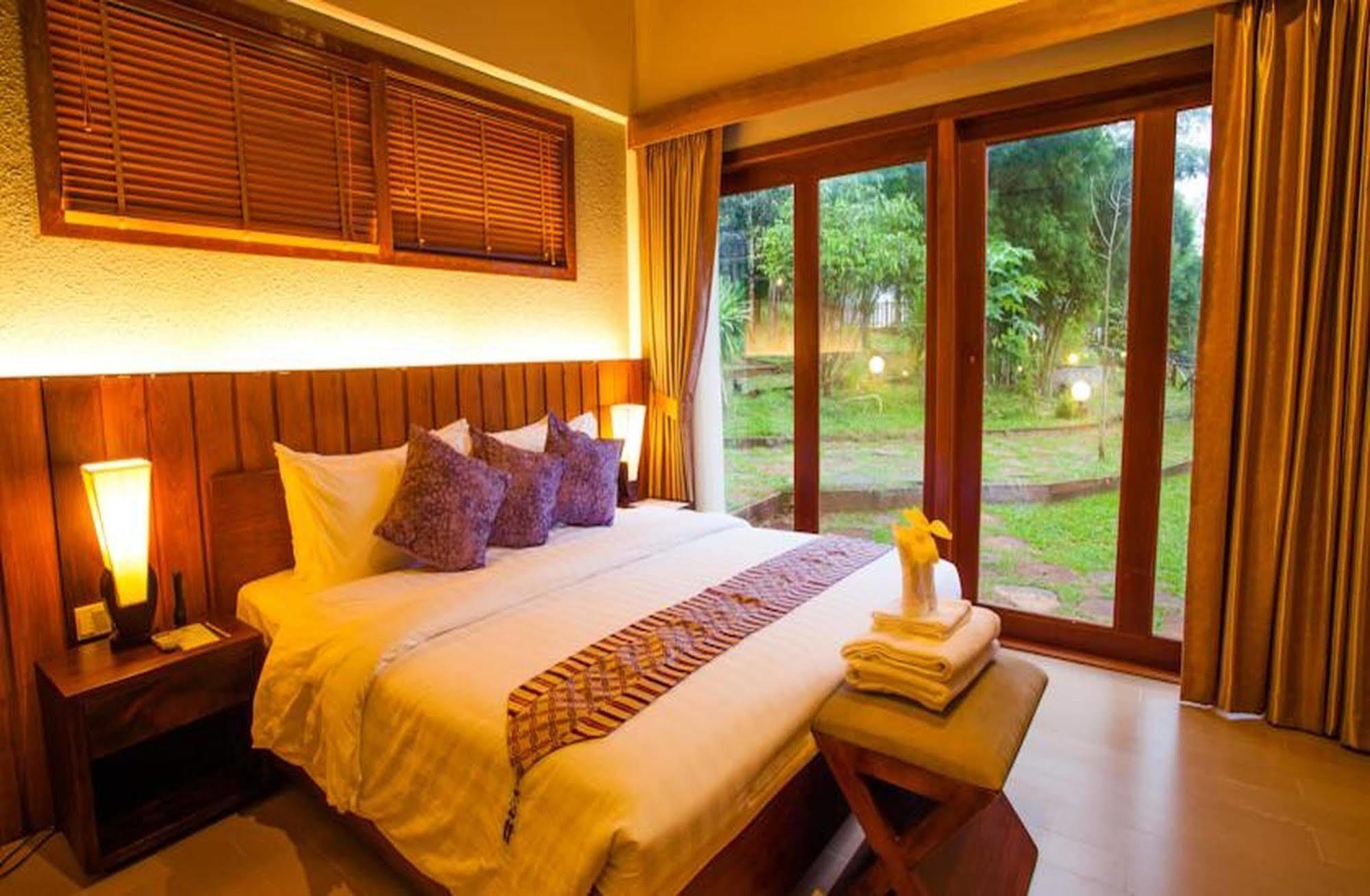 Mayura Hill Resort Szenmonorom Kültér fotó