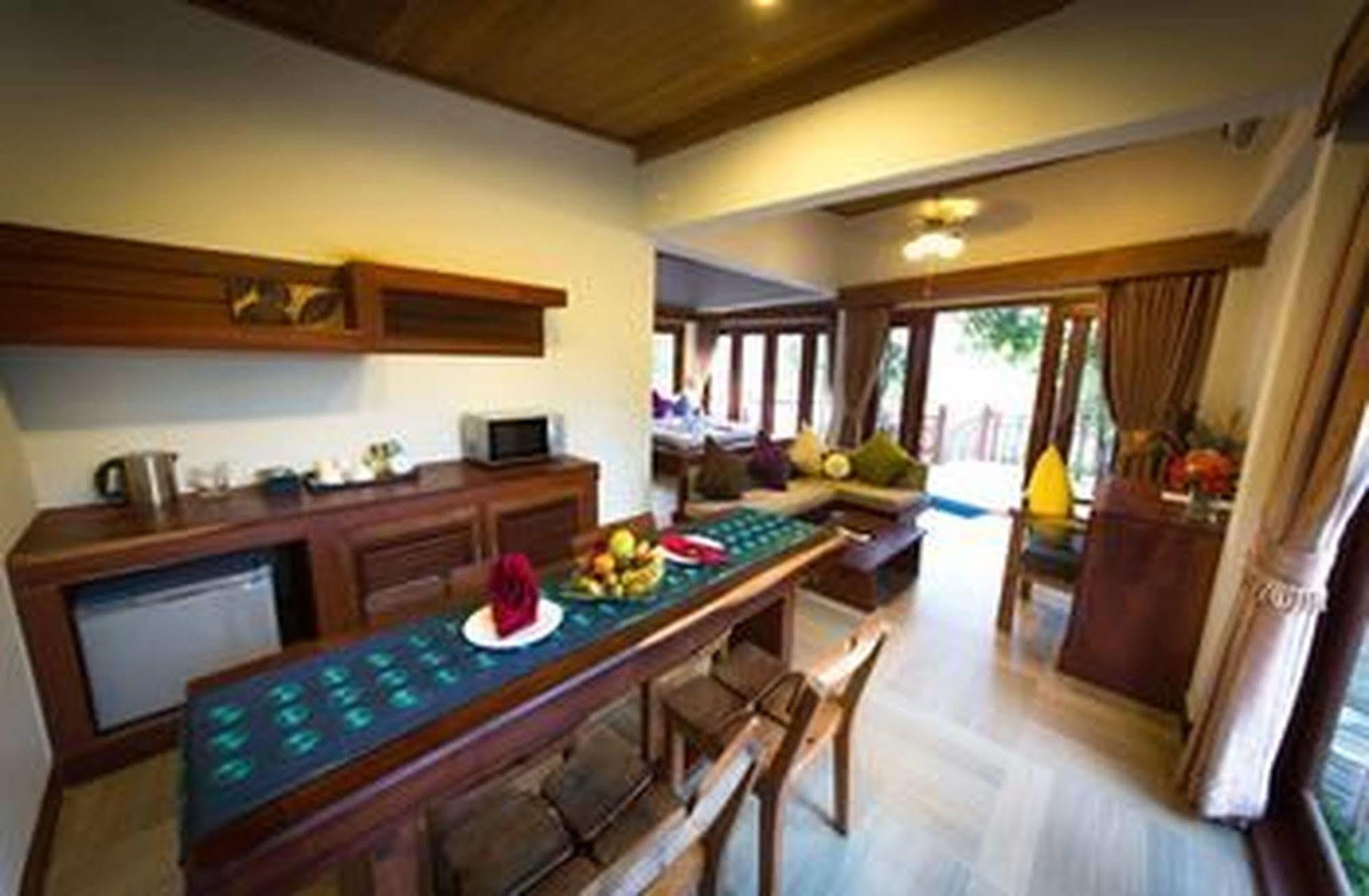 Mayura Hill Resort Szenmonorom Kültér fotó